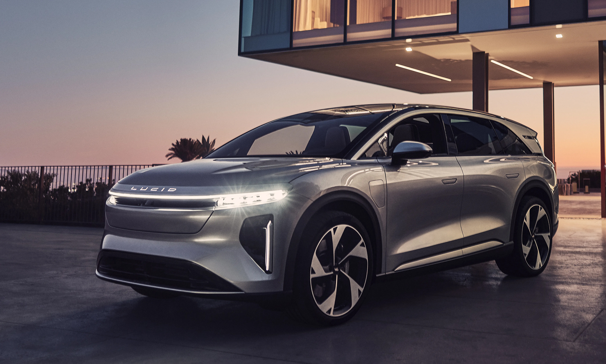 ¡Cuidado Audi, BMW y Mercedes! Primer vistazo al SUV eléctrico de 3 filas Lucid Gravity 2025